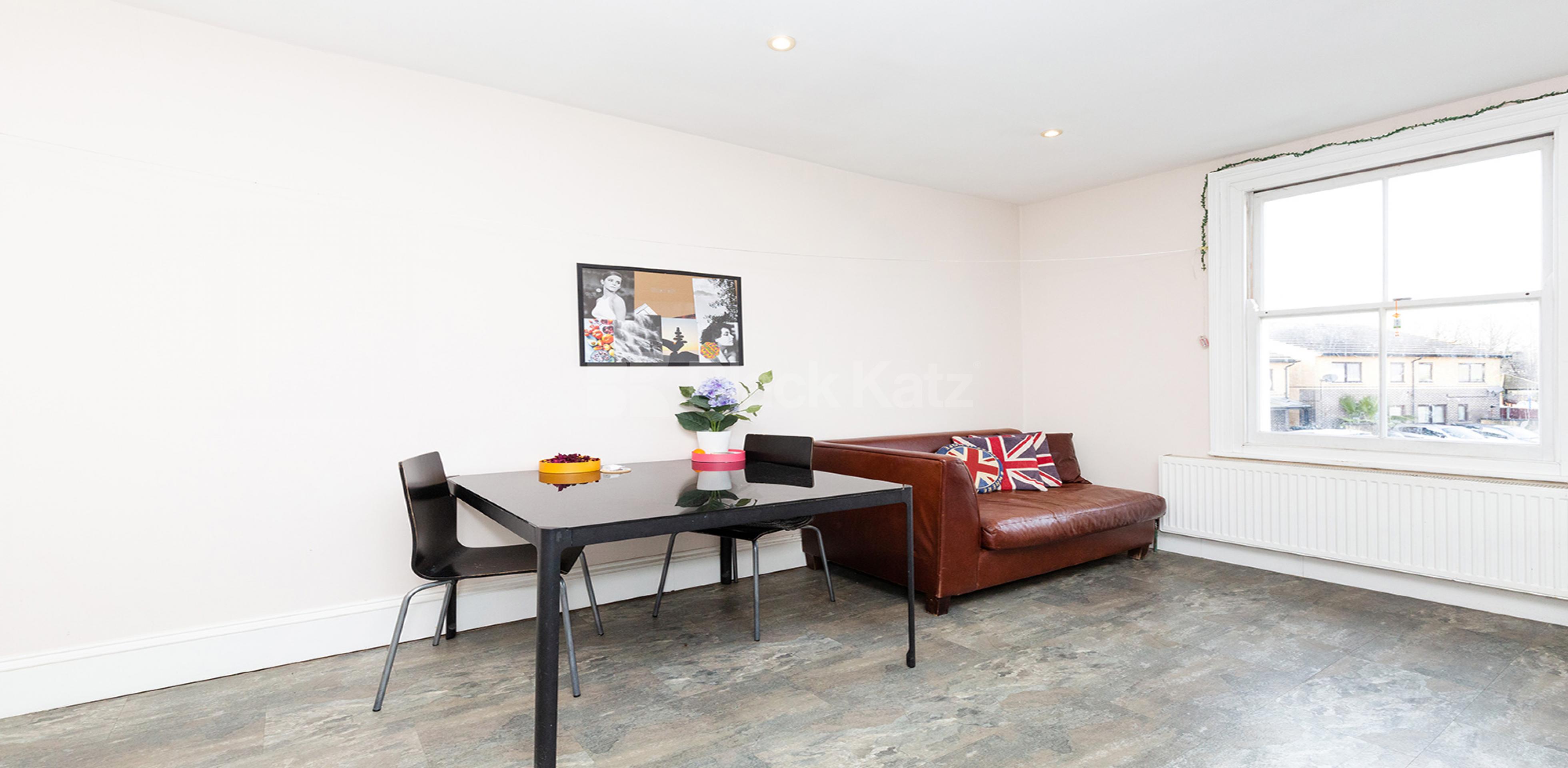 			GOOD FOR 3 SHARERS!, 3 Bedroom, 1 bath, 1 reception Apartment			 Imperial Road, WOOD GREEN / BOUNDS GREEN N22